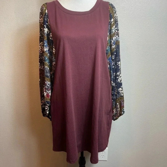 Gigio burgundy tee shirt dress with patchwork print, large flowy sleeves. - Picture 4 of 14
